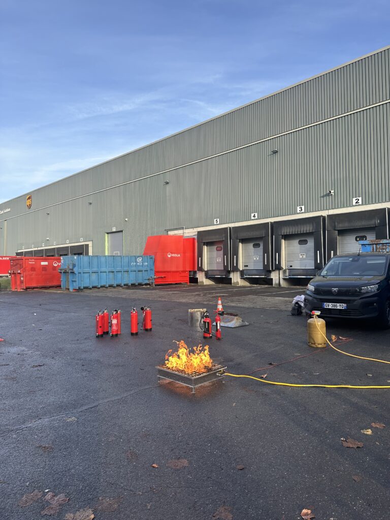 obligation formation incendie entreprise — manipulation extincteurs feux réels — PDCA Engineering Normandie" Formation EPI — Manipulation d'extincteurs. PDCA Engineering intervient en Normandie et dans toute la France.